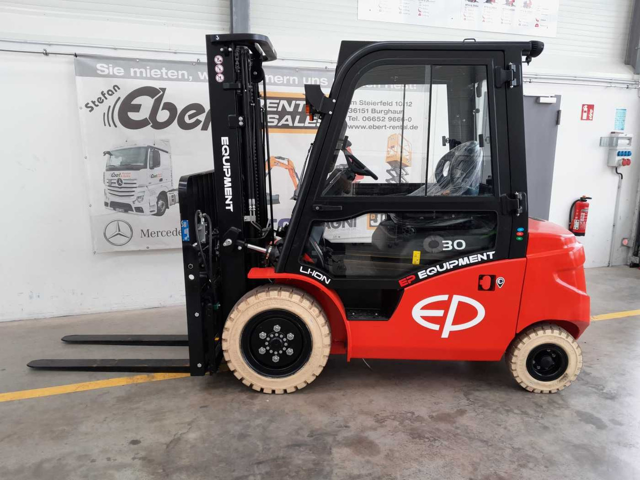EP Equipment EFL303 / 3,0T / Triplex: 4,80m / SS - Elektromos targonca: 2 kép. EP Equipment EFL303 / 3,0T / Triplex: 4,80m / SS - Elektromos targonca: 2 kép.