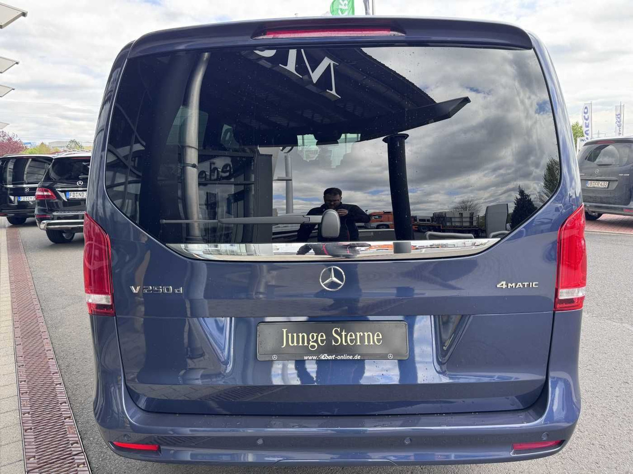 Mercedes-Benz V 250 d EDITION 4MATIC AMG DISTRONIC AHK Tisch - Egyéb gépek: 5 kép. Mercedes-Benz V 250 d EDITION 4MATIC AMG DISTRONIC AHK Tisch - Egyéb gépek: 5 kép.