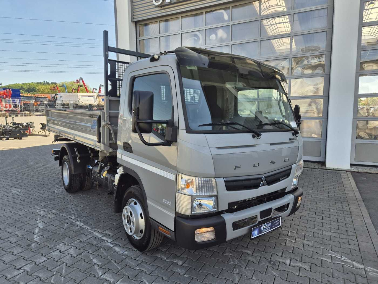 FUSO Canter 7C18 4x2 Meiller-Kipper Klima AHK - Billenőplatós kisteherautó: 3 kép. FUSO Canter 7C18 4x2 Meiller-Kipper Klima AHK - Billenőplatós kisteherautó: 3 kép.