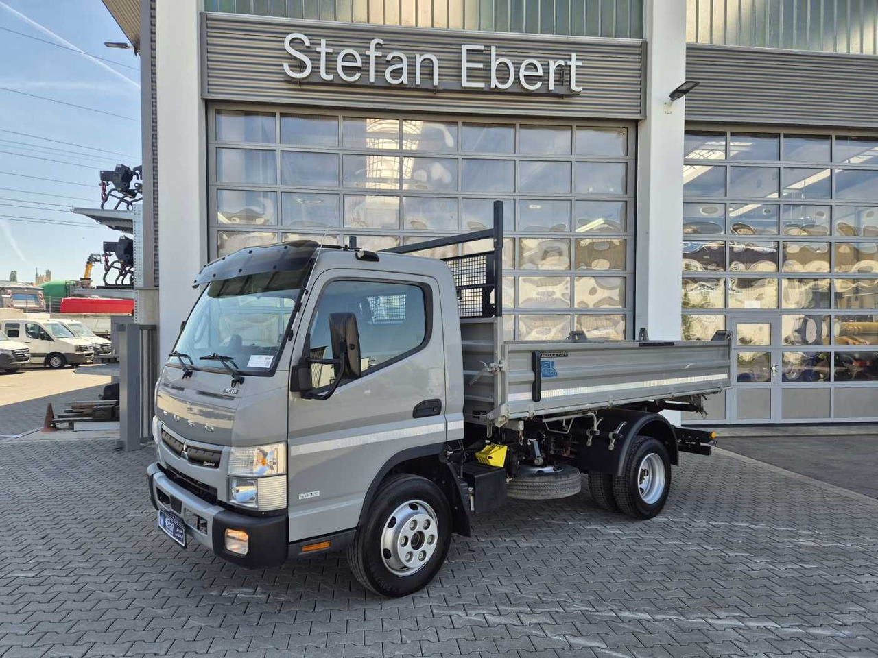 FUSO Canter 7C18 4x2 Meiller-Kipper Klima AHK - Billenőplatós kisteherautó: 4 kép. FUSO Canter 7C18 4x2 Meiller-Kipper Klima AHK - Billenőplatós kisteherautó: 4 kép.