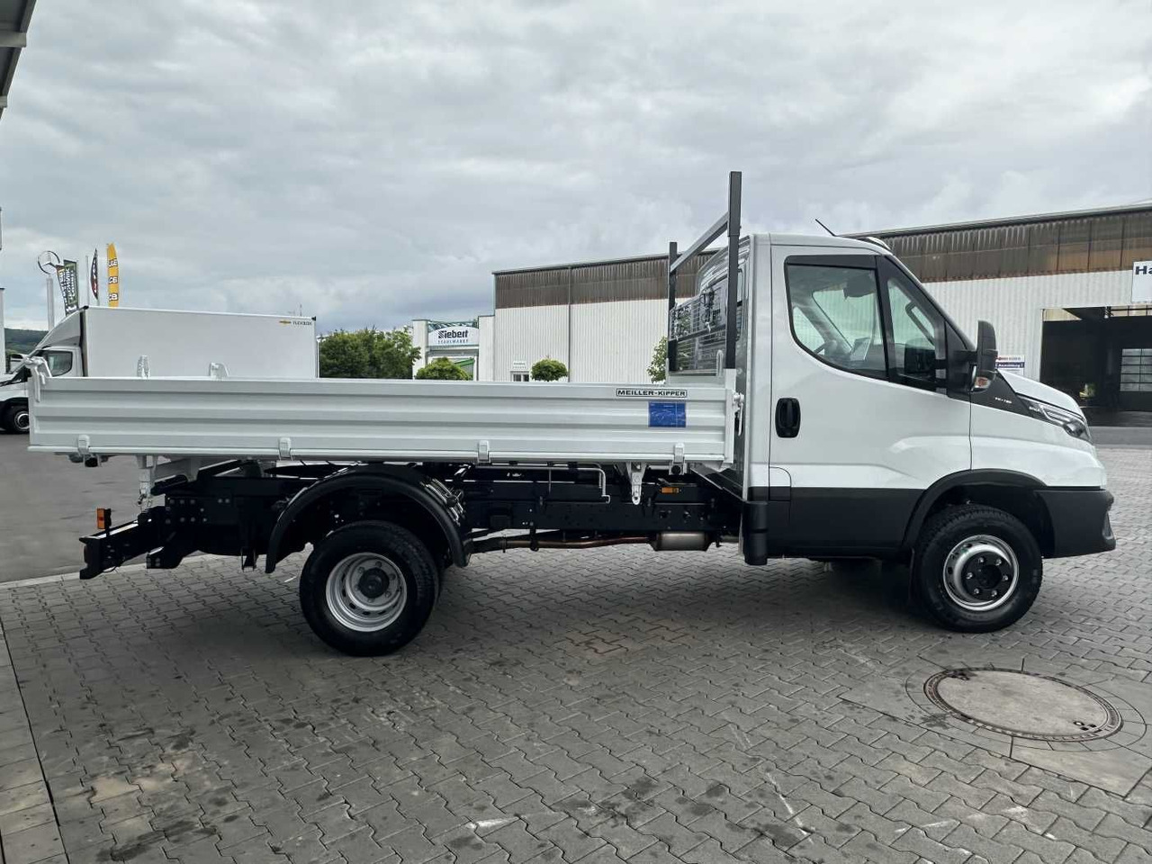 Iveco 70C18H 3-S.-Kipper Meiller *R3.450mm*2xAHK* - Billenőplatós kisteherautó: 4 kép. Iveco 70C18H 3-S.-Kipper Meiller *R3.450mm*2xAHK* - Billenőplatós kisteherautó: 4 kép.
