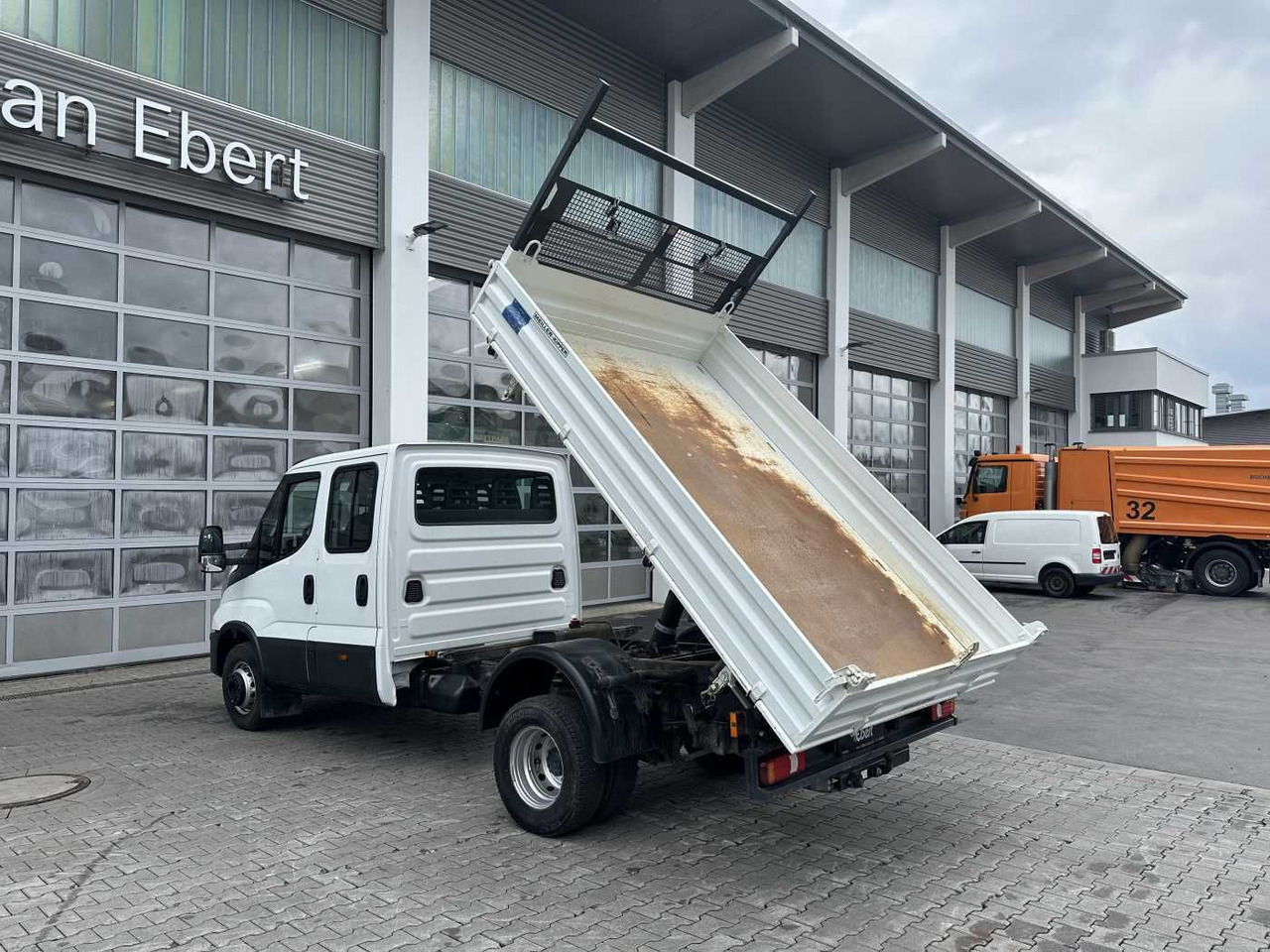 Iveco 70C18H 3-S.Kipper *R.3750mm*7Sitze*AHK* - Billenőplatós kisteherautó: 3 kép. Iveco 70C18H 3-S.Kipper *R.3750mm*7Sitze*AHK* - Billenőplatós kisteherautó: 3 kép.