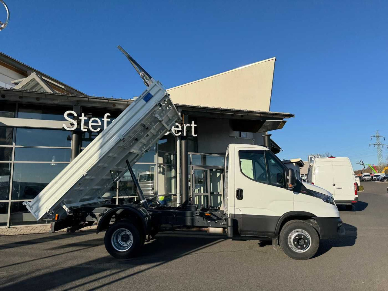 Iveco 70C18H Meiller 3-S.Kipper *2xAHK*Klima* - Billenőplatós kisteherautó: 2 kép. Iveco 70C18H Meiller 3-S.Kipper *2xAHK*Klima* - Billenőplatós kisteherautó: 2 kép.