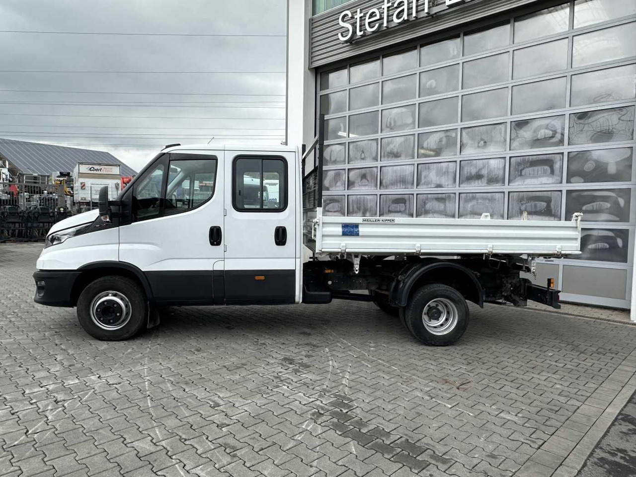 Iveco 70C18H Meiller 3-S.Kipper *R.3750mm*7Sitze*AHK* - Billenőplatós kisteherautó: 2 kép. Iveco 70C18H Meiller 3-S.Kipper *R.3750mm*7Sitze*AHK* - Billenőplatós kisteherautó: 2 kép.
