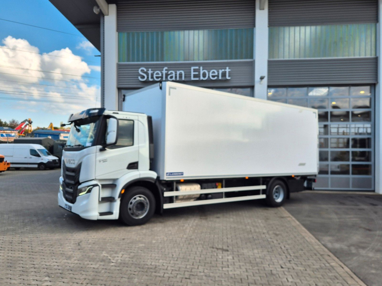 Iveco AD190S40/FP Lamberet Mitsubishi LBW Tür AHK - Hűtős teherautó: 3 kép. Iveco AD190S40/FP Lamberet Mitsubishi LBW Tür AHK - Hűtős teherautó: 3 kép.