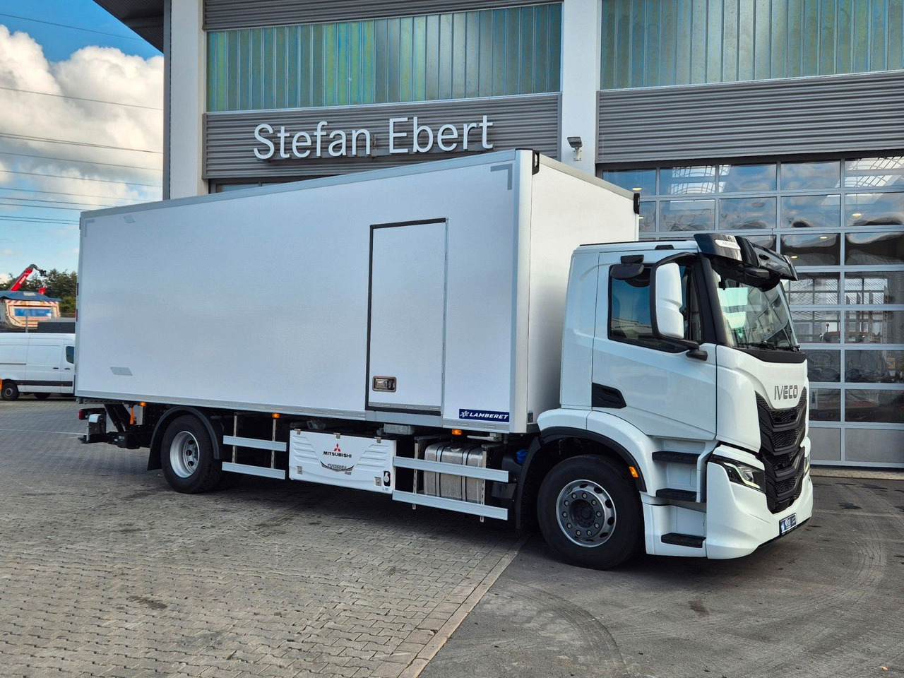 Iveco AD190S40/FP Lamberet Mitsubishi LBW Tür AHK - Hűtős teherautó: 4 kép. Iveco AD190S40/FP Lamberet Mitsubishi LBW Tür AHK - Hűtős teherautó: 4 kép.