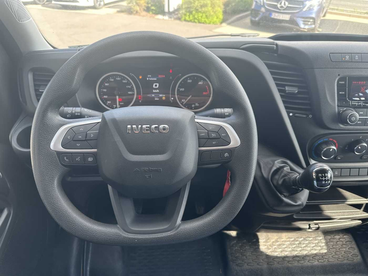 Platós kisteherautó Iveco Daily 35S14 Pritsche+Plane *AHK*Ladekran*7-Sitze: 11 kép.