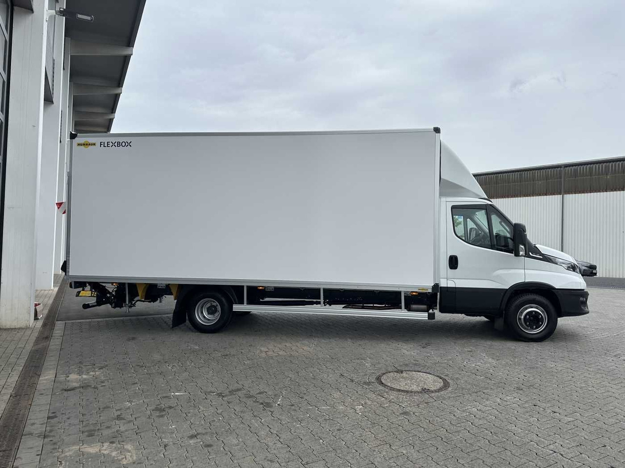 Iveco Daily 70C18 HA8 *R5.100mm*LBW*Luft*Automatik* - Dobozos kisteherautó: 4 kép. Iveco Daily 70C18 HA8 *R5.100mm*LBW*Luft*Automatik* - Dobozos kisteherautó: 4 kép.