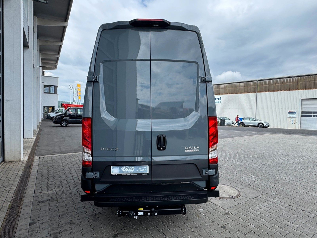 Iveco Daily 70C21 3.0L *L4*H3*Automatik*LED*Luft* 2x - Furgon: 5 kép. Iveco Daily 70C21 3.0L *L4*H3*Automatik*LED*Luft* 2x - Furgon: 5 kép.