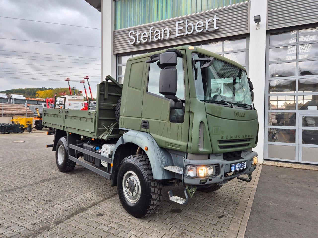 Iveco Eurocargo ML100E22WM-BW 4x4 Pritsche L-Haus Bett - Platós teherautó: 2 kép. Iveco Eurocargo ML100E22WM-BW 4x4 Pritsche L-Haus Bett - Platós teherautó: 2 kép.
