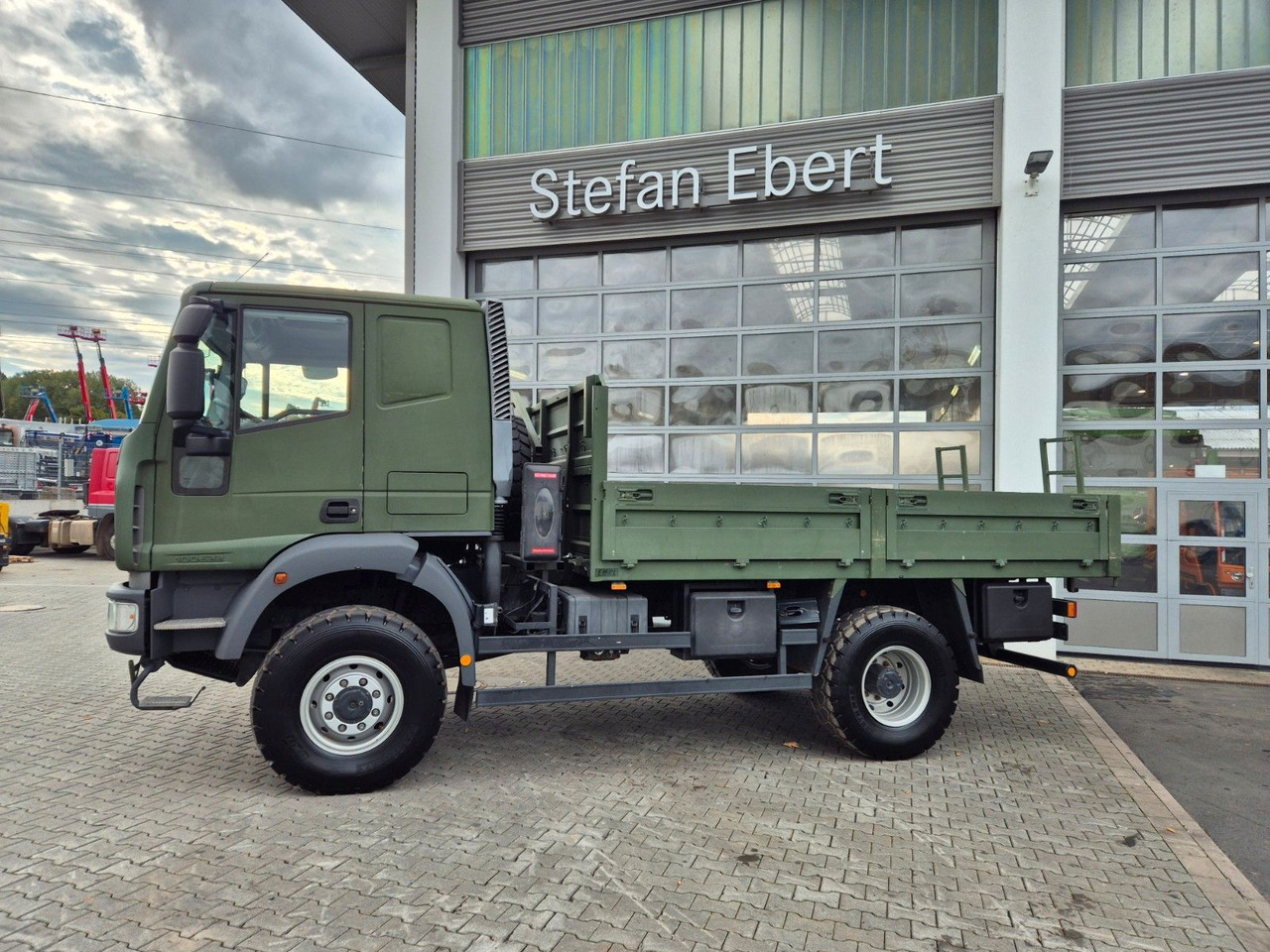 Iveco Eurocargo ML100E22WM-BW 4x4 Pritsche L-Haus Bett - Platós teherautó: 5 kép. Iveco Eurocargo ML100E22WM-BW 4x4 Pritsche L-Haus Bett - Platós teherautó: 5 kép.