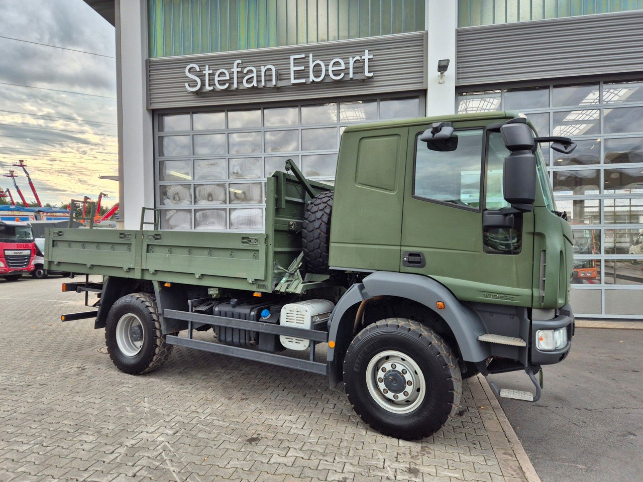 Iveco Eurocargo ML100E22WM-BW 4x4 Pritsche L-Haus Bett - Platós teherautó: 4 kép. Iveco Eurocargo ML100E22WM-BW 4x4 Pritsche L-Haus Bett - Platós teherautó: 4 kép.