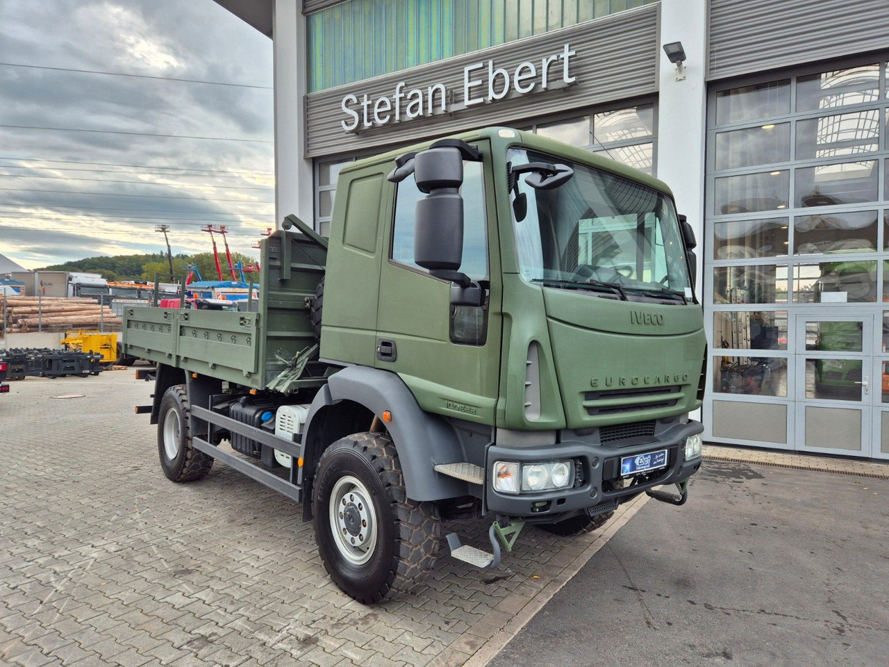 Iveco Eurocargo ML100E22WM-BW 4x4 Pritsche L-Haus Bett - Platós teherautó: 2 kép. Iveco Eurocargo ML100E22WM-BW 4x4 Pritsche L-Haus Bett - Platós teherautó: 2 kép.