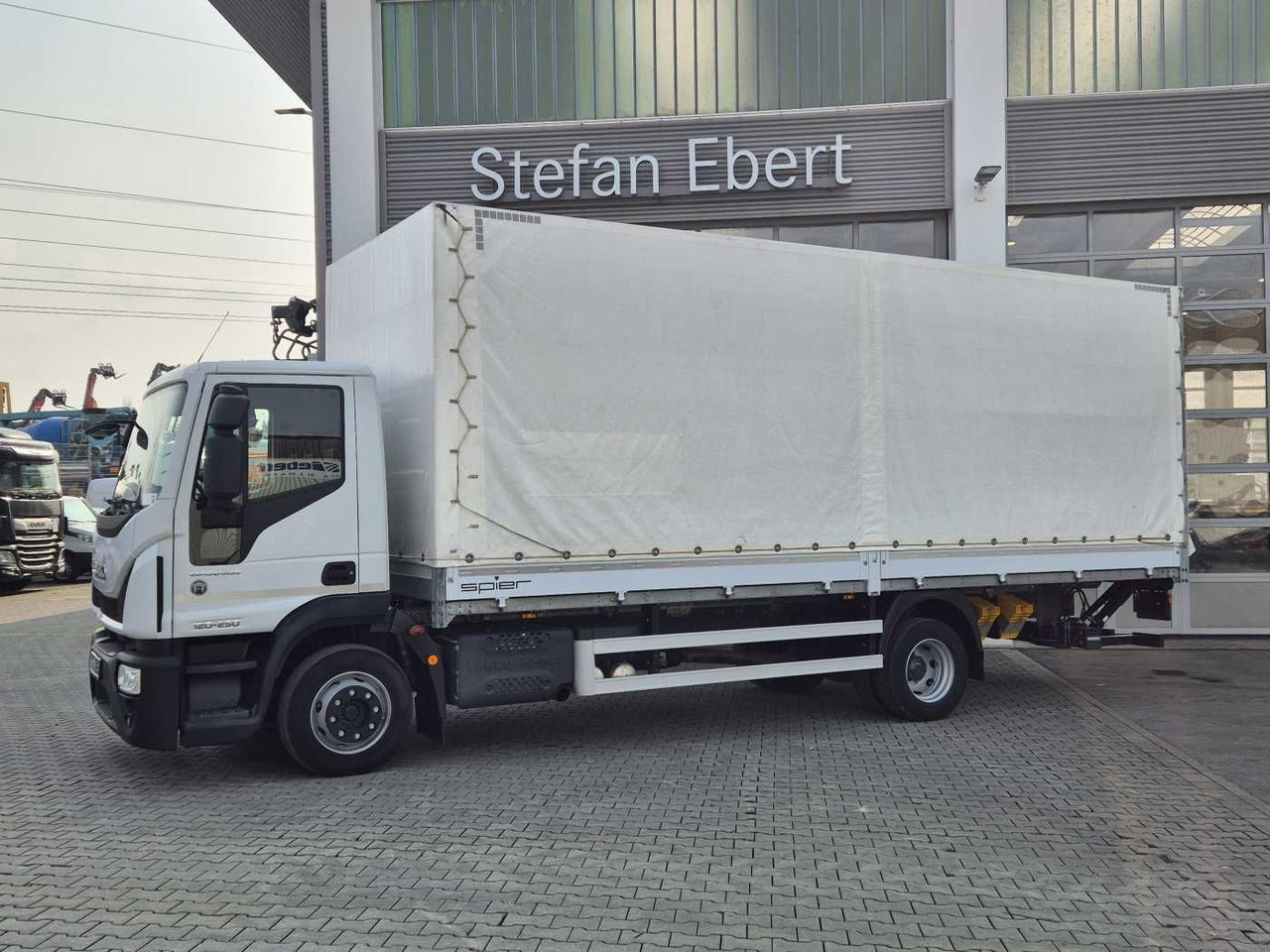 Iveco Eurocargo ML120E25 LBW 1.500kg Klima 3 Sitze - Ponyvás teherautó: 4 kép. Iveco Eurocargo ML120E25 LBW 1.500kg Klima 3 Sitze - Ponyvás teherautó: 4 kép.