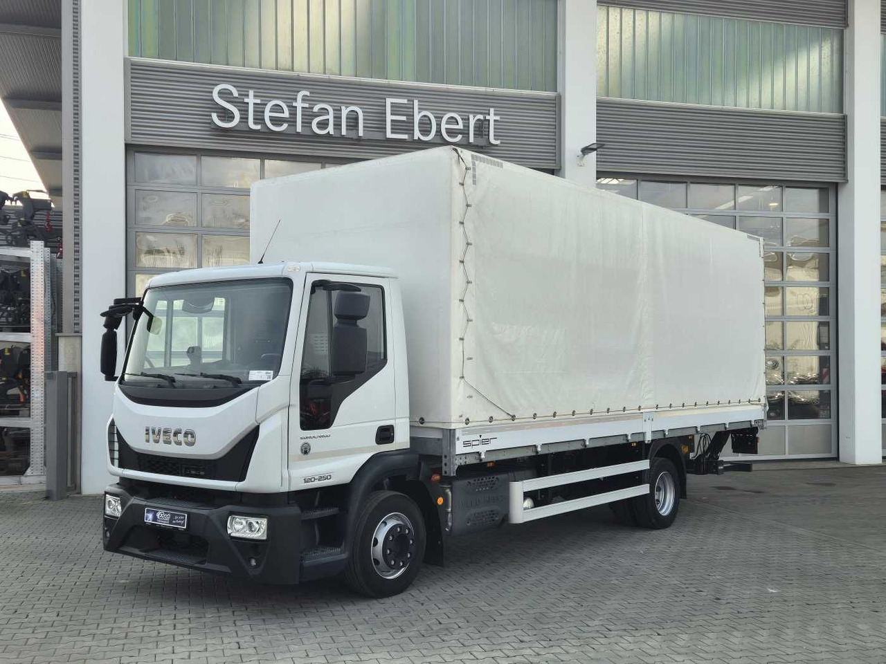 Iveco Eurocargo ML120E25 LBW 1.500kg Klima 3 Sitze - Ponyvás teherautó: 1 kép. Iveco Eurocargo ML120E25 LBW 1.500kg Klima 3 Sitze - Ponyvás teherautó: 1 kép.