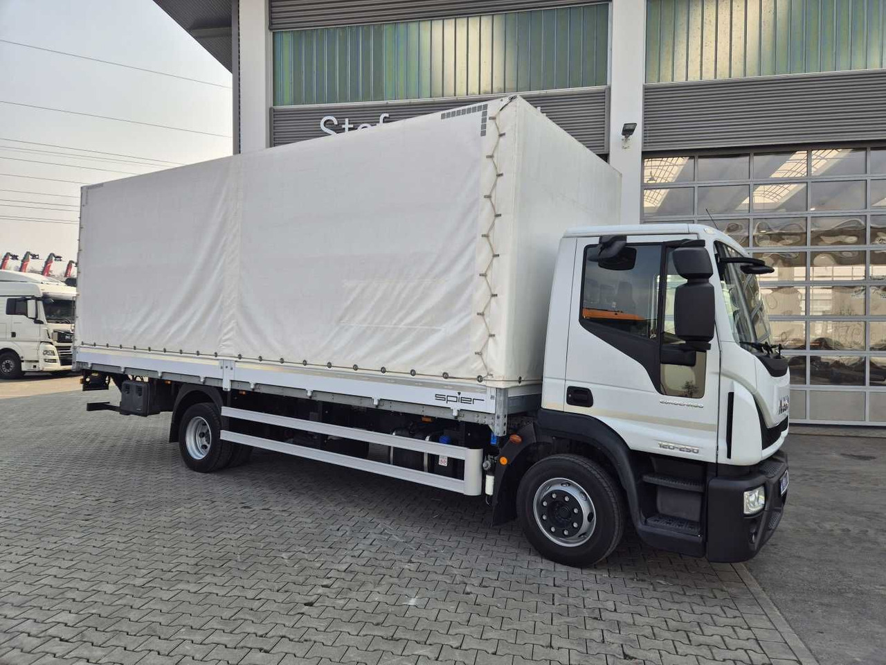 Iveco Eurocargo ML120E25 LBW 1.500kg Klima 3 Sitze - Ponyvás teherautó: 3 kép. Iveco Eurocargo ML120E25 LBW 1.500kg Klima 3 Sitze - Ponyvás teherautó: 3 kép.