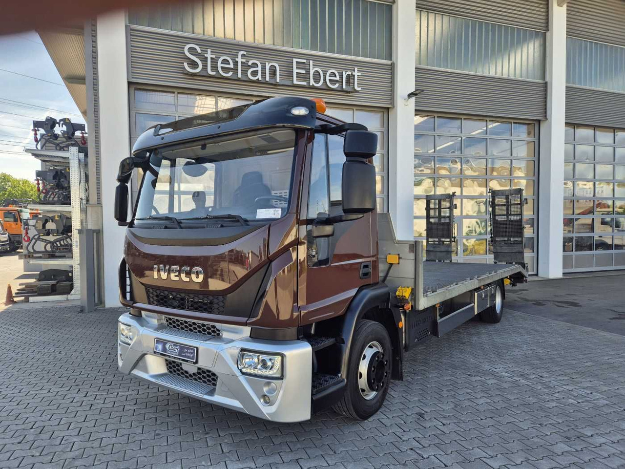 Iveco Eurocargo ML140E25/P Maschinentransporter Winde - Autószállító teherautó: 1 kép. Iveco Eurocargo ML140E25/P Maschinentransporter Winde - Autószállító teherautó: 1 kép.