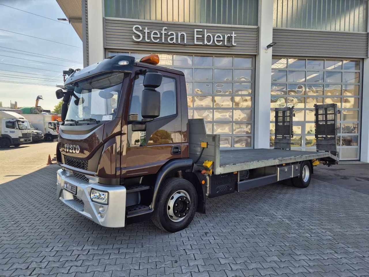 Iveco Eurocargo ML140E25/P Maschinentransporter Winde - Autószállító teherautó: 2 kép. Iveco Eurocargo ML140E25/P Maschinentransporter Winde - Autószállító teherautó: 2 kép.