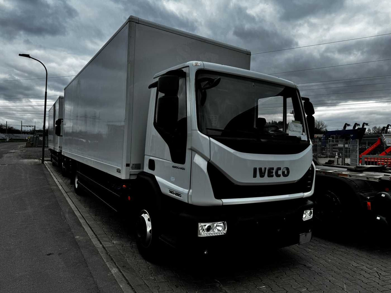 Iveco Eurocargo ML140E28/P 4x2 *LBW*AHK*Klima / 3x - Dobozos felépítményű teherautó: 1 kép. Iveco Eurocargo ML140E28/P 4x2 *LBW*AHK*Klima / 3x - Dobozos felépítményű teherautó: 1 kép.
