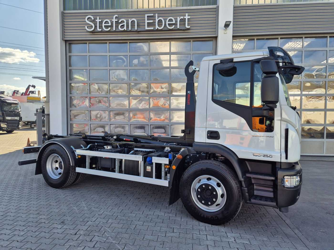 Iveco Eurocargo ML160E25/P HIAB Multilift XR10S4150 - Horgos rakodó teherautó: 3 kép. Iveco Eurocargo ML160E25/P HIAB Multilift XR10S4150 - Horgos rakodó teherautó: 3 kép.