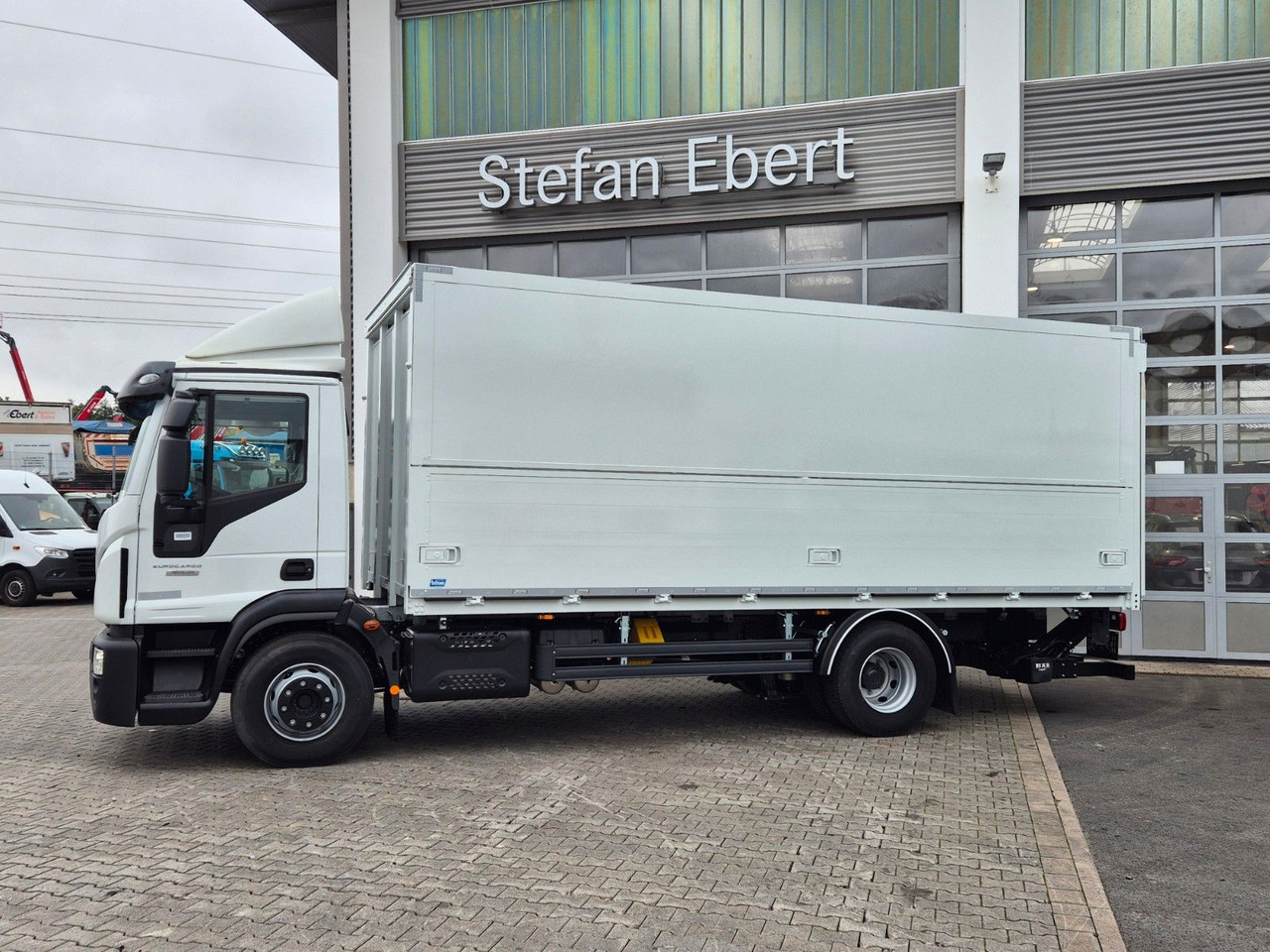 Iveco Eurocargo ML160E28/FP Böse Schwenkwand LBW 2xAHK - Italszállító teherautó: 5 kép. Iveco Eurocargo ML160E28/FP Böse Schwenkwand LBW 2xAHK - Italszállító teherautó: 5 kép.