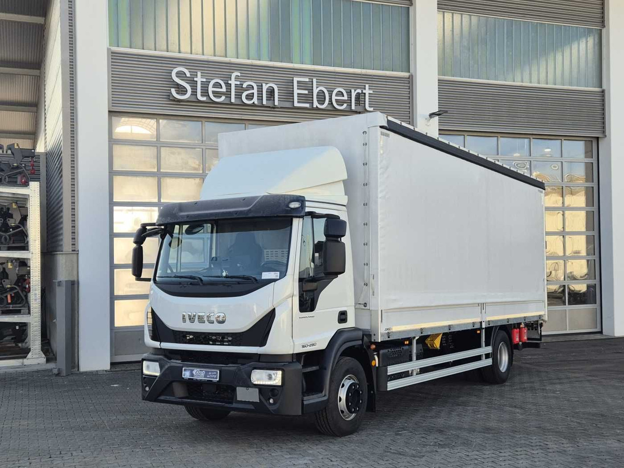 Iveco Eurocargo ML160E28/P LBW Bär Schiebeplane AHK - Ponyvás teherautó: 1 kép. Iveco Eurocargo ML160E28/P LBW Bär Schiebeplane AHK - Ponyvás teherautó: 1 kép.