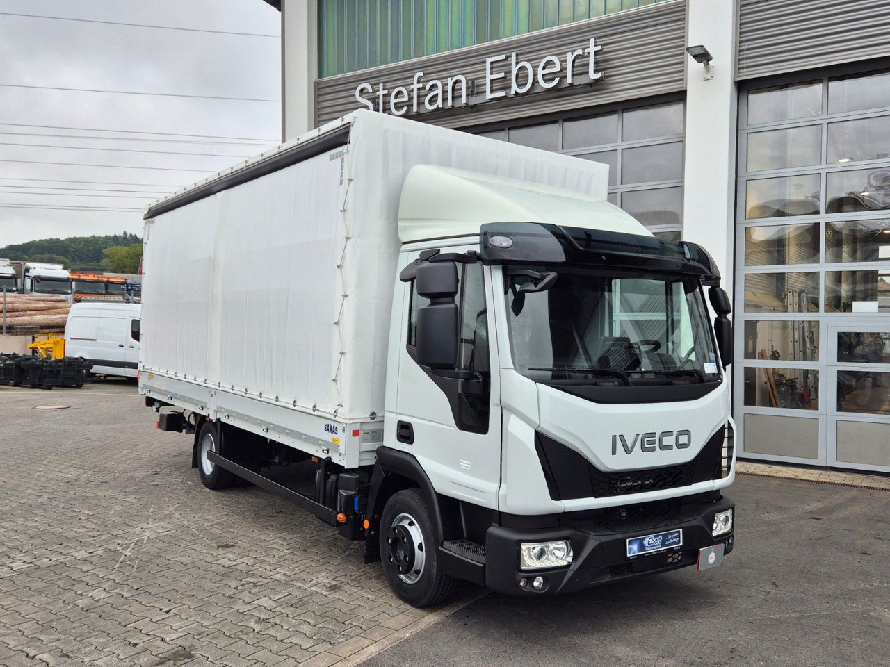 Iveco Eurocargo ML75E19/P LBW Spoiler Klima 3 Sitze - Ponyvás kisteherautó: 2 kép. Iveco Eurocargo ML75E19/P LBW Spoiler Klima 3 Sitze - Ponyvás kisteherautó: 2 kép.