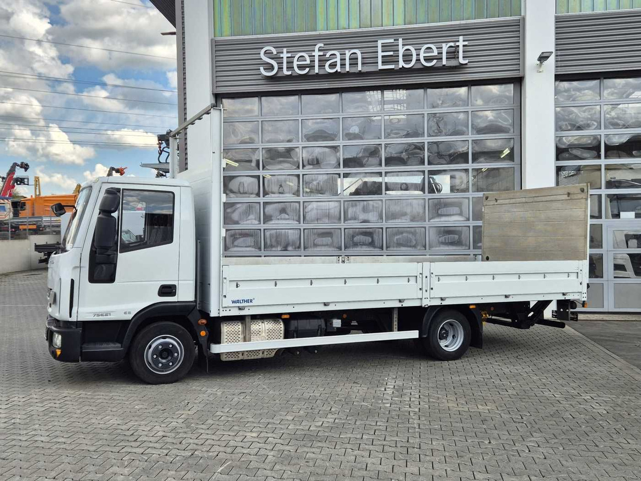 Iveco Eurocargo ML75E21/P Klima Ladebordwand 1.000kg - Platós kisteherautó: 4 kép. Iveco Eurocargo ML75E21/P Klima Ladebordwand 1.000kg - Platós kisteherautó: 4 kép.