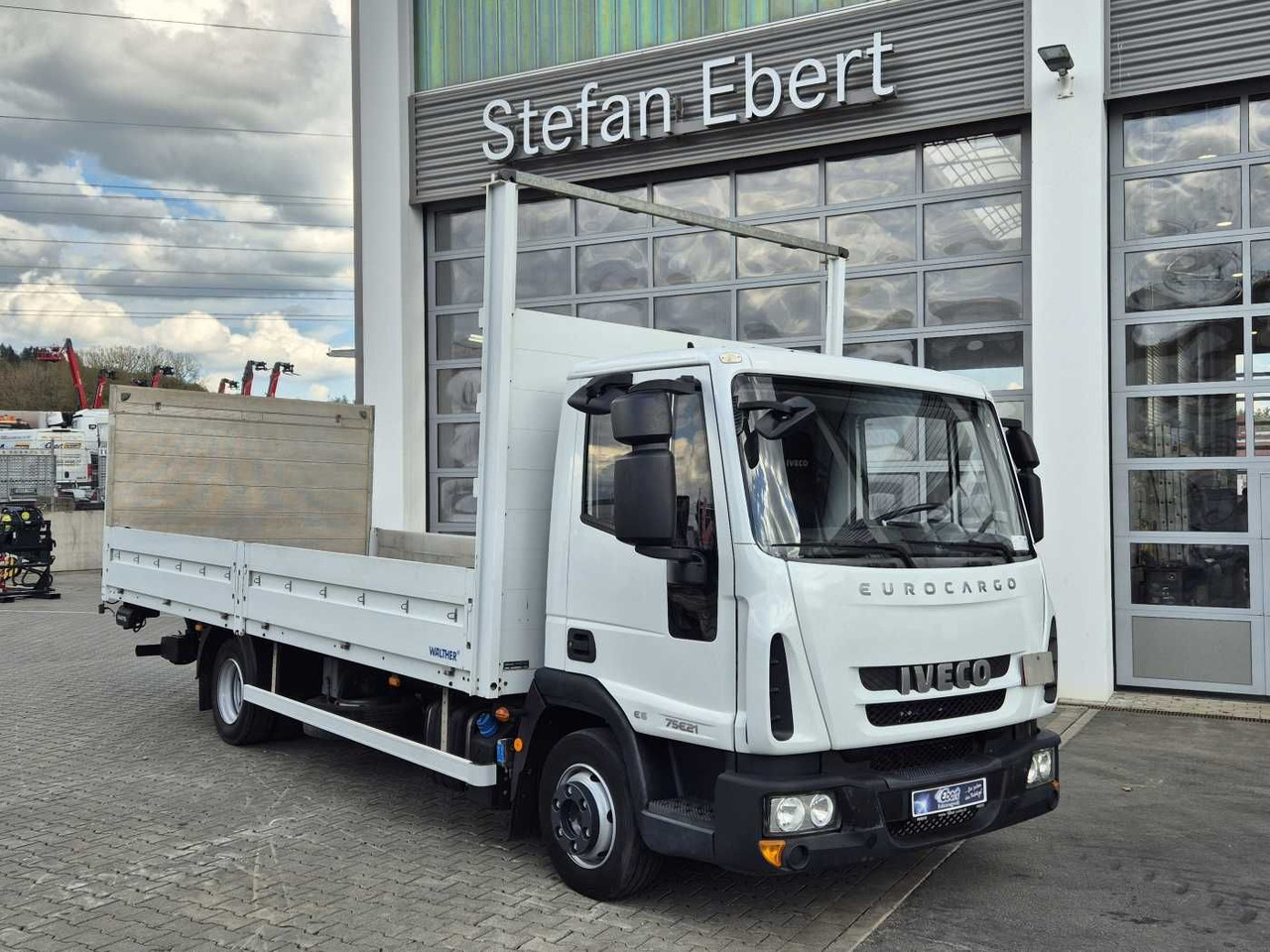 Iveco Eurocargo ML75E21/P Klima Ladebordwand 1.000kg - Platós kisteherautó: 3 kép. Iveco Eurocargo ML75E21/P Klima Ladebordwand 1.000kg - Platós kisteherautó: 3 kép.