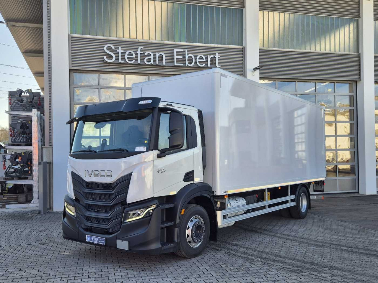 Iveco S-Way AD190S40/P Junge AHK LBW 2.000kg - Dobozos felépítményű teherautó: 1 kép. Iveco S-Way AD190S40/P Junge AHK LBW 2.000kg - Dobozos felépítményű teherautó: 1 kép.