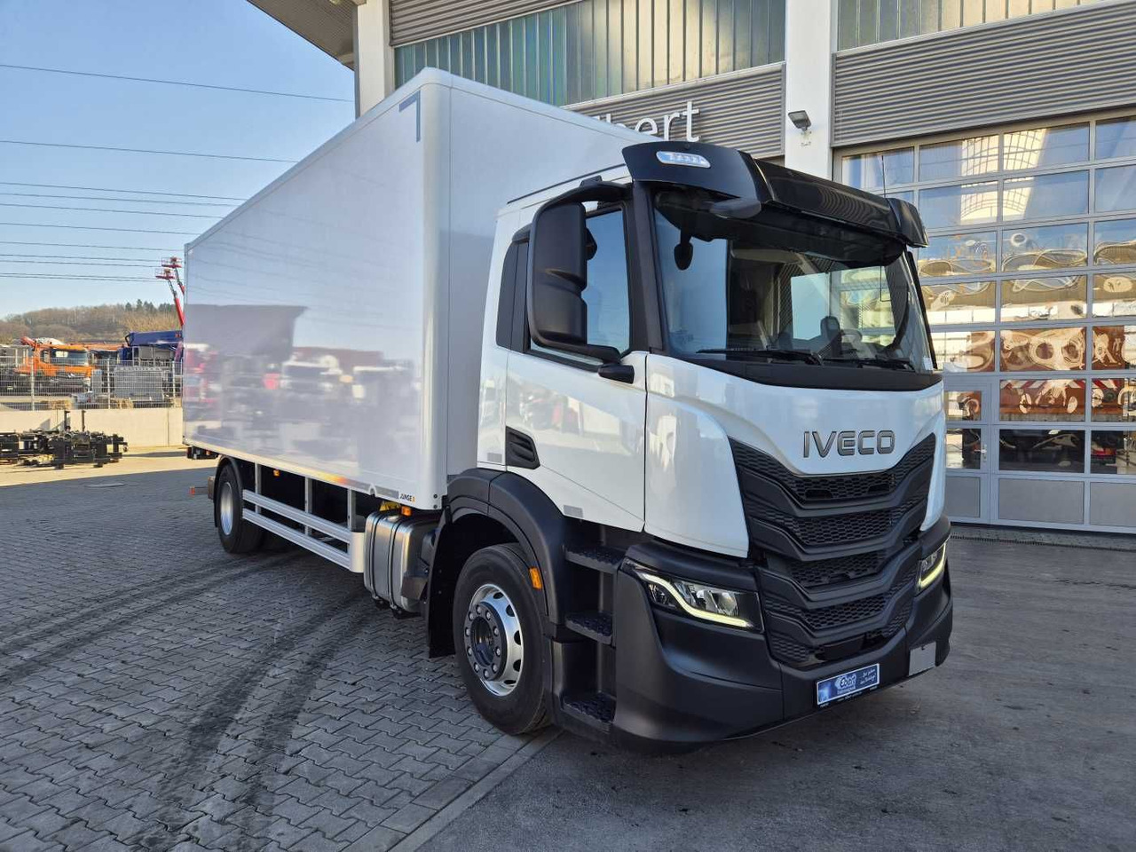 Iveco S-Way AD190S40/P Junge AHK LBW 2.000kg - Dobozos felépítményű teherautó: 2 kép. Iveco S-Way AD190S40/P Junge AHK LBW 2.000kg - Dobozos felépítményű teherautó: 2 kép.
