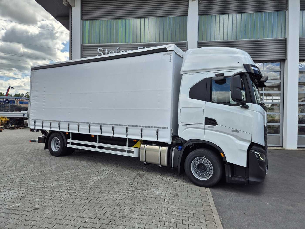 Iveco S-Way AS190S42/P Schiebeplanen LBW 2.000kg AHK - Ponyvás teherautó: 2 kép. Iveco S-Way AS190S42/P Schiebeplanen LBW 2.000kg AHK - Ponyvás teherautó: 2 kép.