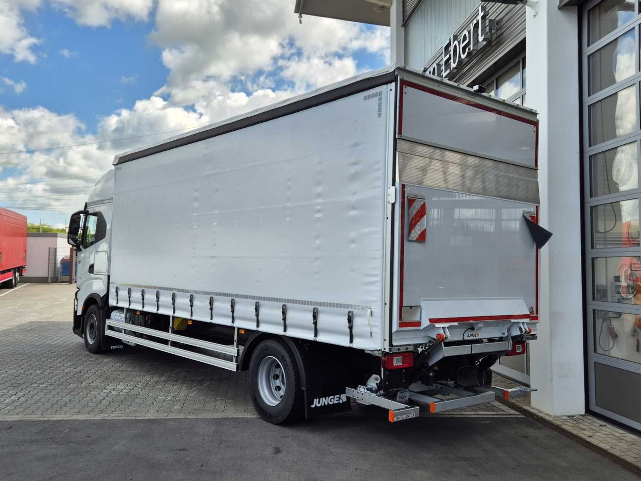 Iveco S-Way AS190S42/P Schiebeplanen LBW 2.000kg AHK - Ponyvás teherautó: 5 kép. Iveco S-Way AS190S42/P Schiebeplanen LBW 2.000kg AHK - Ponyvás teherautó: 5 kép.