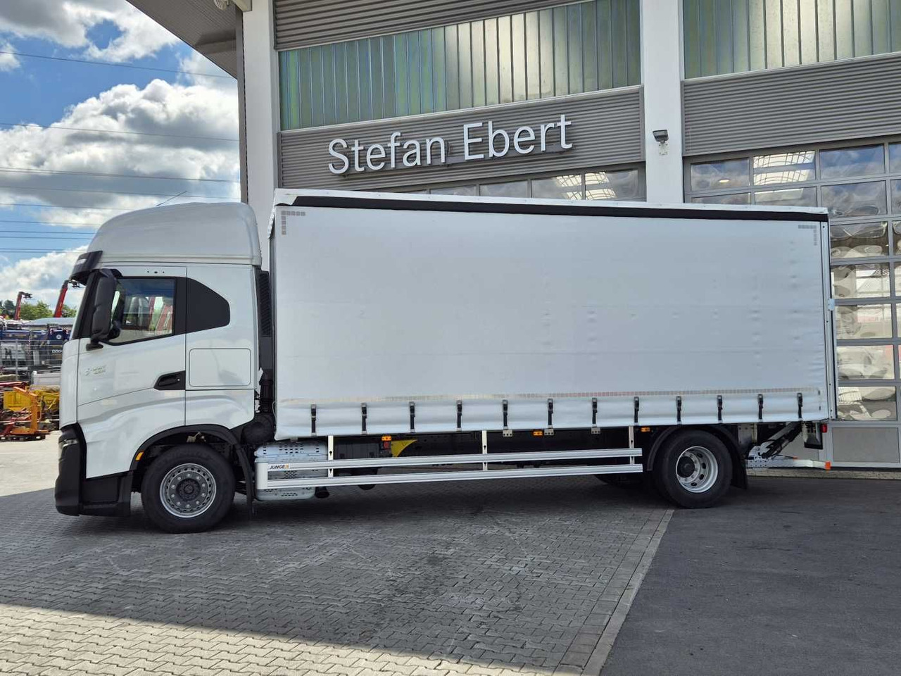 Iveco S-Way AS190S42/P Schiebeplanen LBW 2.000kg AHK - Ponyvás teherautó: 3 kép. Iveco S-Way AS190S42/P Schiebeplanen LBW 2.000kg AHK - Ponyvás teherautó: 3 kép.