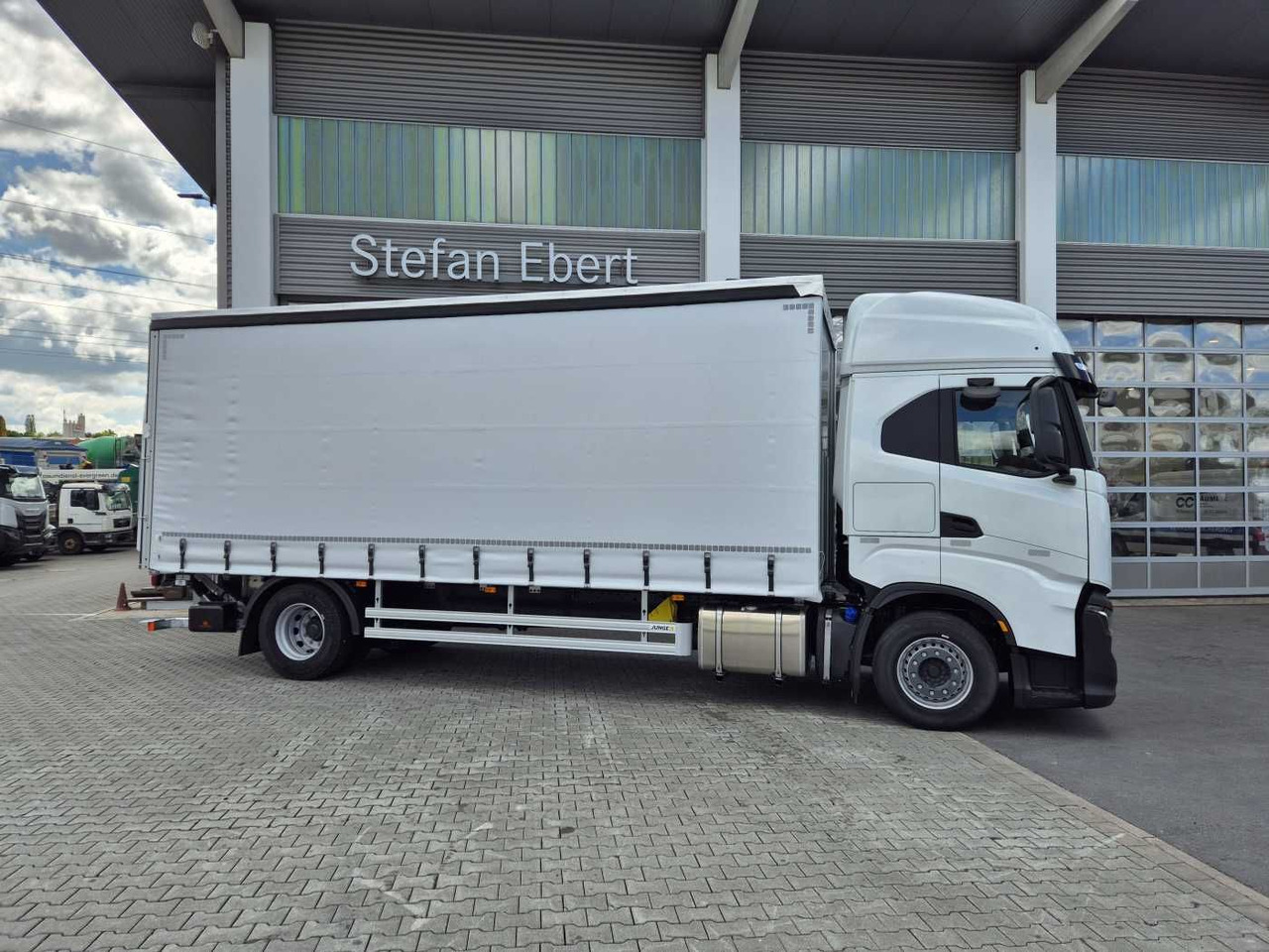 Iveco S-Way AS190S42/P Schiebeplanen LBW 2.000kg AHK - Ponyvás teherautó: 4 kép. Iveco S-Way AS190S42/P Schiebeplanen LBW 2.000kg AHK - Ponyvás teherautó: 4 kép.