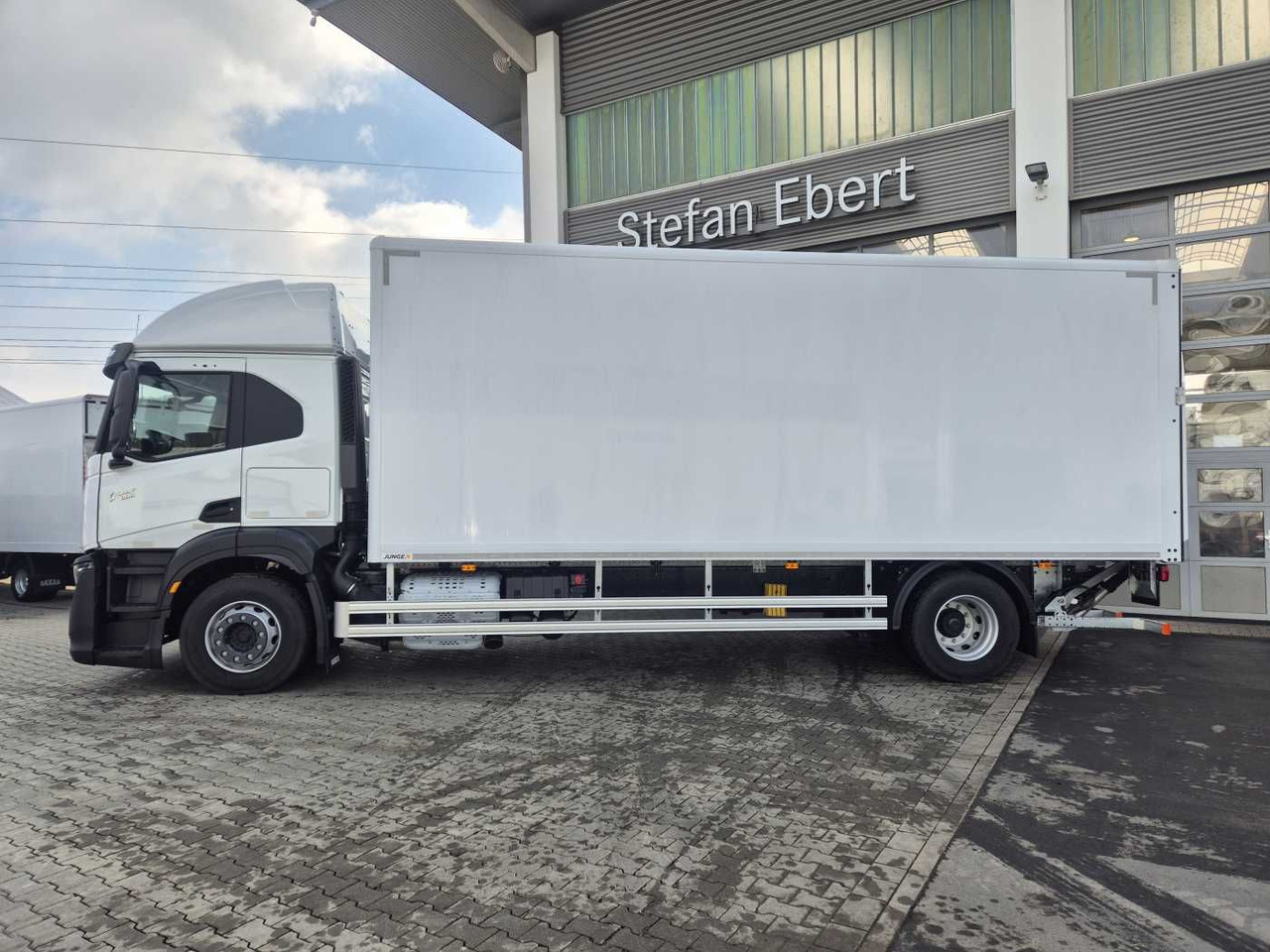 Iveco S Way AT190S40/P LBW Tür AHK Navi Bett - Dobozos felépítményű teherautó: 4 kép. Iveco S Way AT190S40/P LBW Tür AHK Navi Bett - Dobozos felépítményű teherautó: 4 kép.