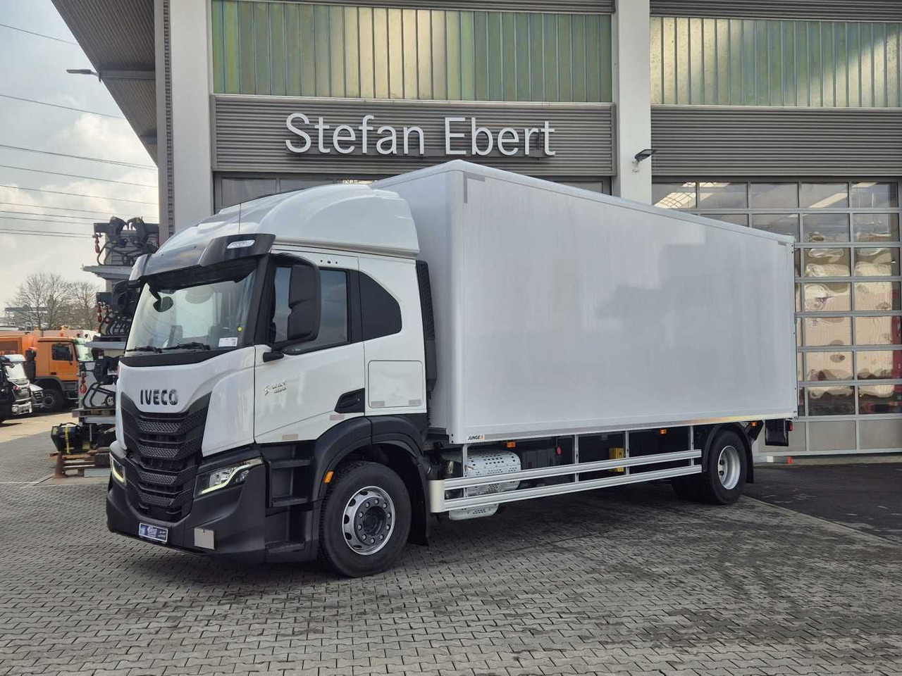 Iveco S Way AT190S40/P LBW Tür AHK Navi Bett - Dobozos felépítményű teherautó: 2 kép. Iveco S Way AT190S40/P LBW Tür AHK Navi Bett - Dobozos felépítményű teherautó: 2 kép.