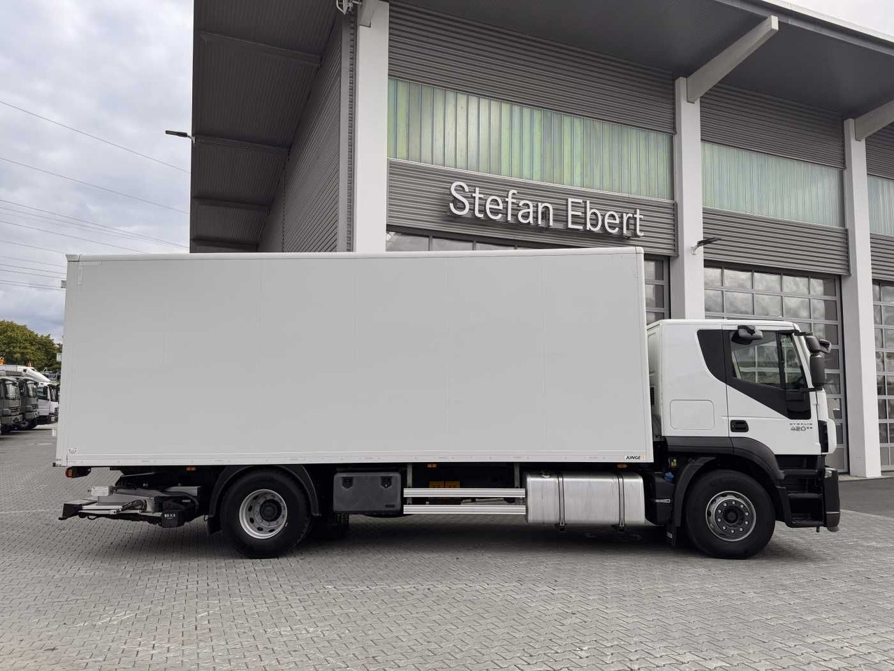 Iveco Stralis AT190S42/FP-D 4x2 Koffer+LBW faltbar AHK - Dobozos felépítményű teherautó: 5 kép. Iveco Stralis AT190S42/FP-D 4x2 Koffer+LBW faltbar AHK - Dobozos felépítményű teherautó: 5 kép.