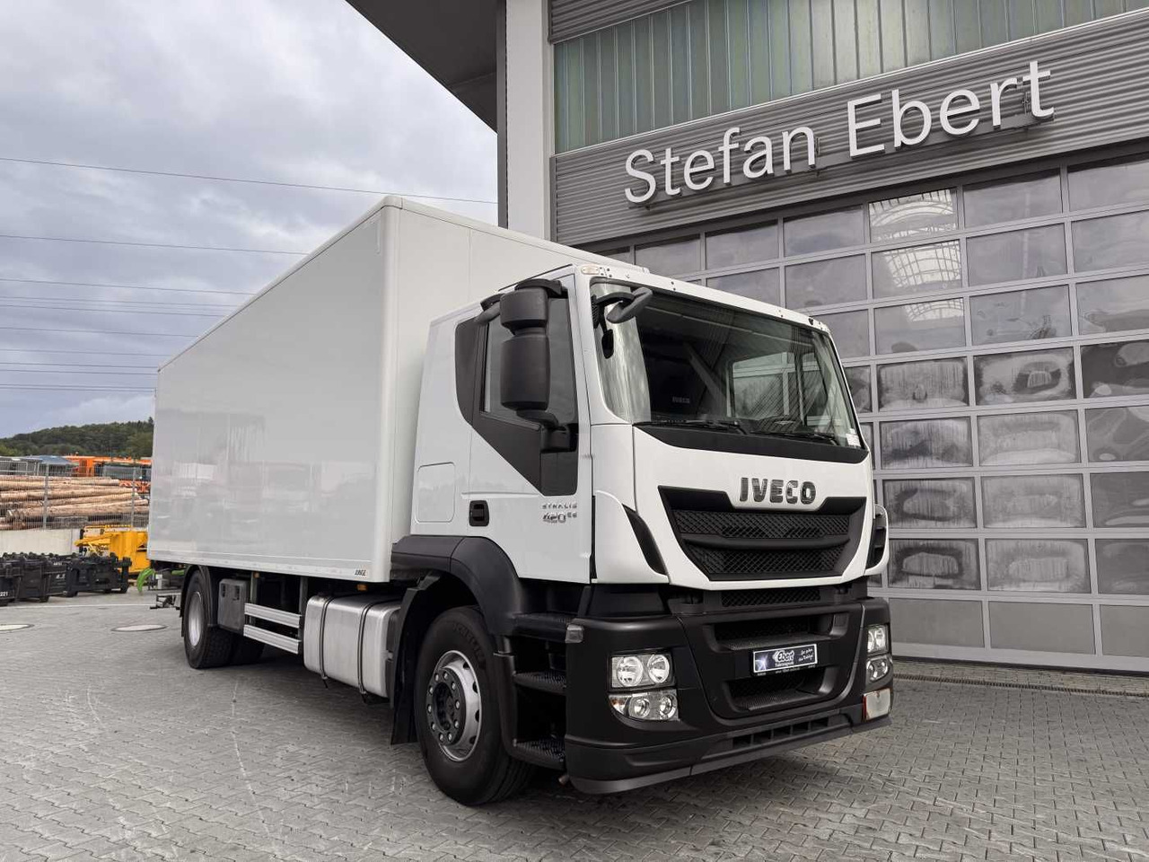 Iveco Stralis AT190S42/FP-D 4x2 Koffer+LBW faltbar AHK - Dobozos felépítményű teherautó: 3 kép. Iveco Stralis AT190S42/FP-D 4x2 Koffer+LBW faltbar AHK - Dobozos felépítményű teherautó: 3 kép.
