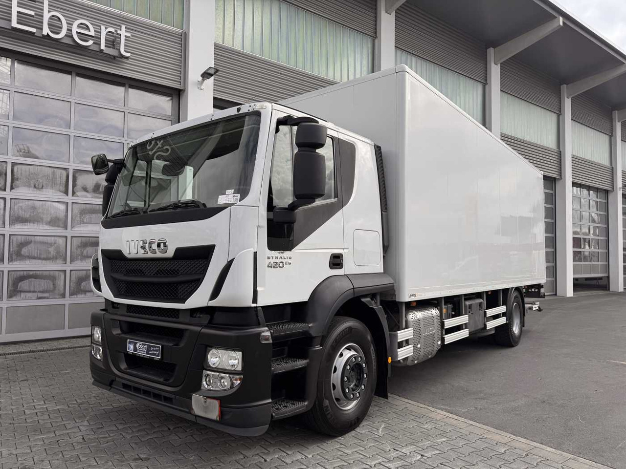 Iveco Stralis AT190S42/FP-D 4x2 Koffer+LBW faltbar AHK - Dobozos felépítményű teherautó: 4 kép. Iveco Stralis AT190S42/FP-D 4x2 Koffer+LBW faltbar AHK - Dobozos felépítményű teherautó: 4 kép.