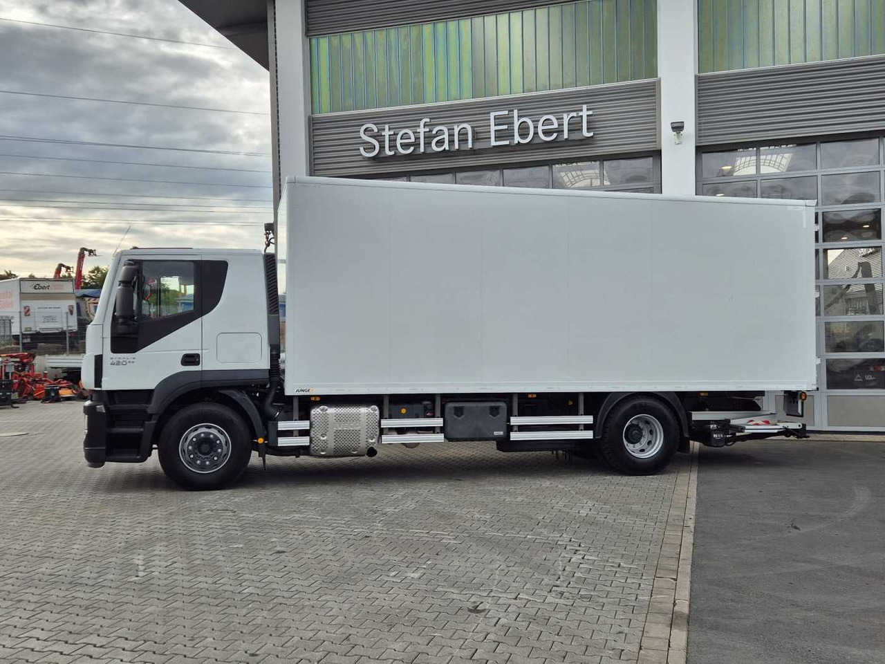 Iveco Stralis AT190S42 FP D HI-ROAD LBW faltbar EU6 - Dobozos felépítményű teherautó: 4 kép. Iveco Stralis AT190S42 FP D HI-ROAD LBW faltbar EU6 - Dobozos felépítményű teherautó: 4 kép.