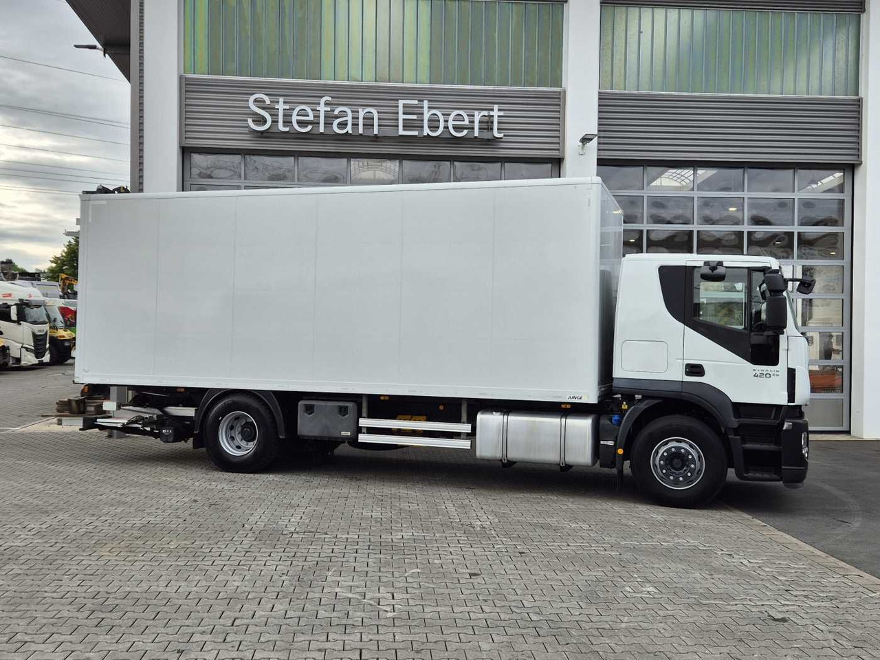 Iveco Stralis AT190S42 FP D HI-ROAD LBW faltbar EU6 - Dobozos felépítményű teherautó: 5 kép. Iveco Stralis AT190S42 FP D HI-ROAD LBW faltbar EU6 - Dobozos felépítményű teherautó: 5 kép.