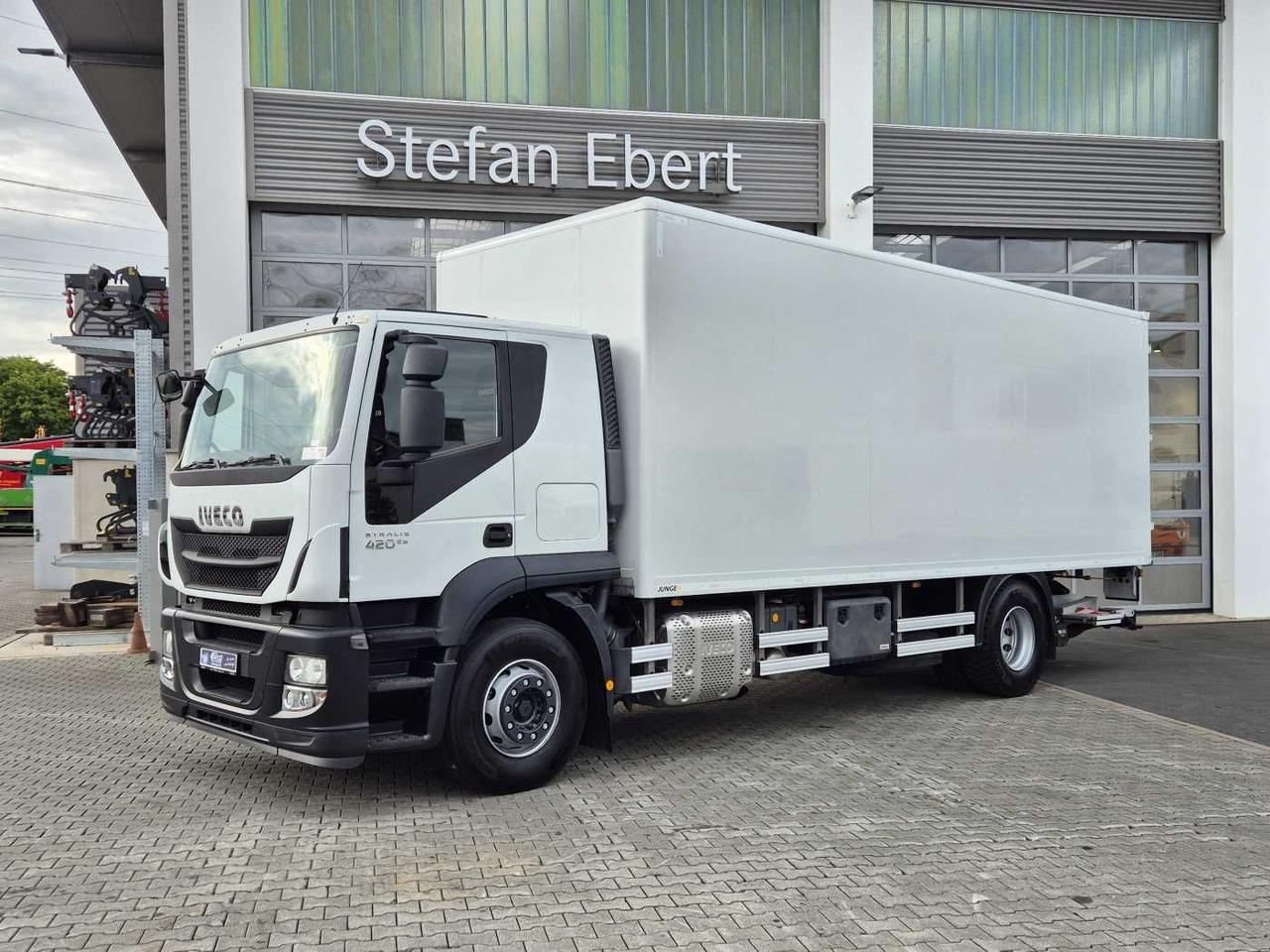 Iveco Stralis AT190S42 FP D HI-ROAD LBW faltbar EU6 - Dobozos felépítményű teherautó: 2 kép. Iveco Stralis AT190S42 FP D HI-ROAD LBW faltbar EU6 - Dobozos felépítményű teherautó: 2 kép.