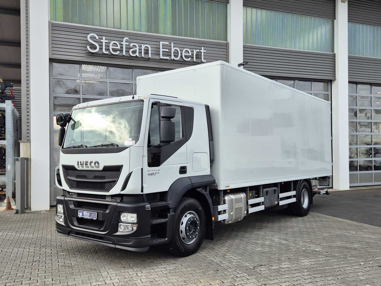Iveco Stralis AT190S42 FP D HI-ROAD LBW faltbar EU6 - Dobozos felépítményű teherautó: 1 kép. Iveco Stralis AT190S42 FP D HI-ROAD LBW faltbar EU6 - Dobozos felépítményű teherautó: 1 kép.