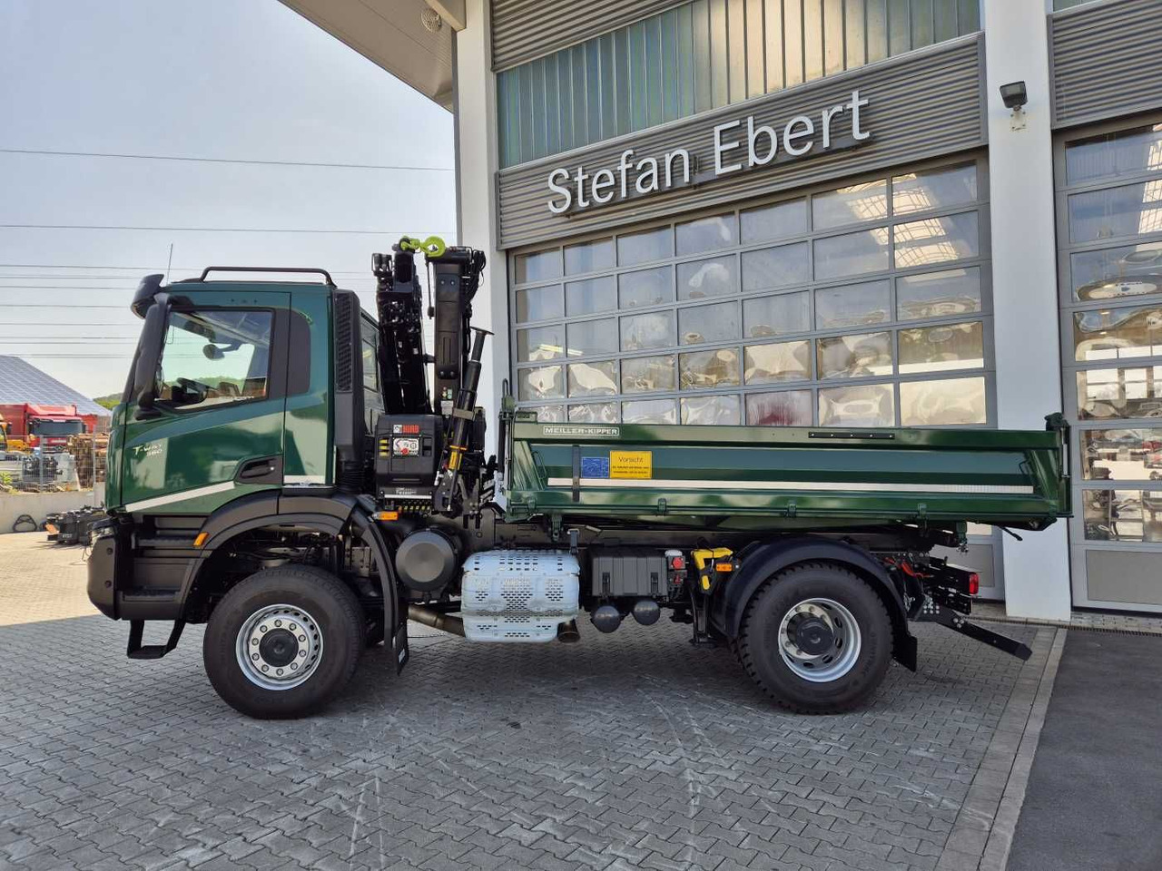 Iveco T-Way AD190T36W/P 4x4 HIAB X-HIDUO 118E-3 Funk - Billenőplatós teherautó, Darus autó: 4 kép. Iveco T-Way AD190T36W/P 4x4 HIAB X-HIDUO 118E-3 Funk - Billenőplatós teherautó, Darus autó: 4 kép.