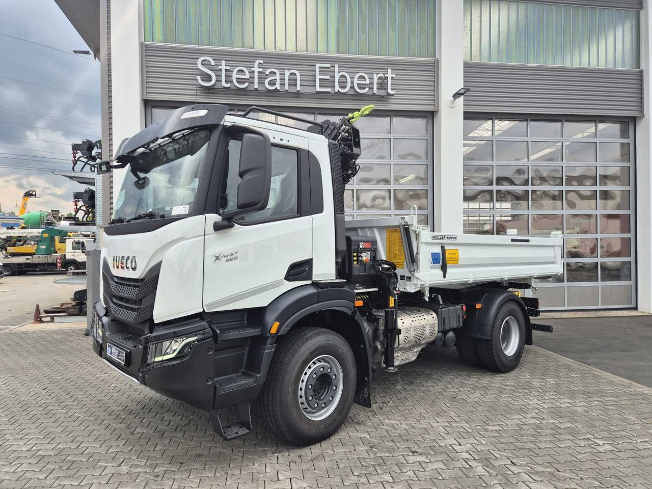 Iveco X-Way AD200X42/P HR OFF Hiab X-HIDUO 118E-3 Funk - Billenőplatós teherautó, Darus autó: 4 kép. Iveco X-Way AD200X42/P HR OFF Hiab X-HIDUO 118E-3 Funk - Billenőplatós teherautó, Darus autó: 4 kép.