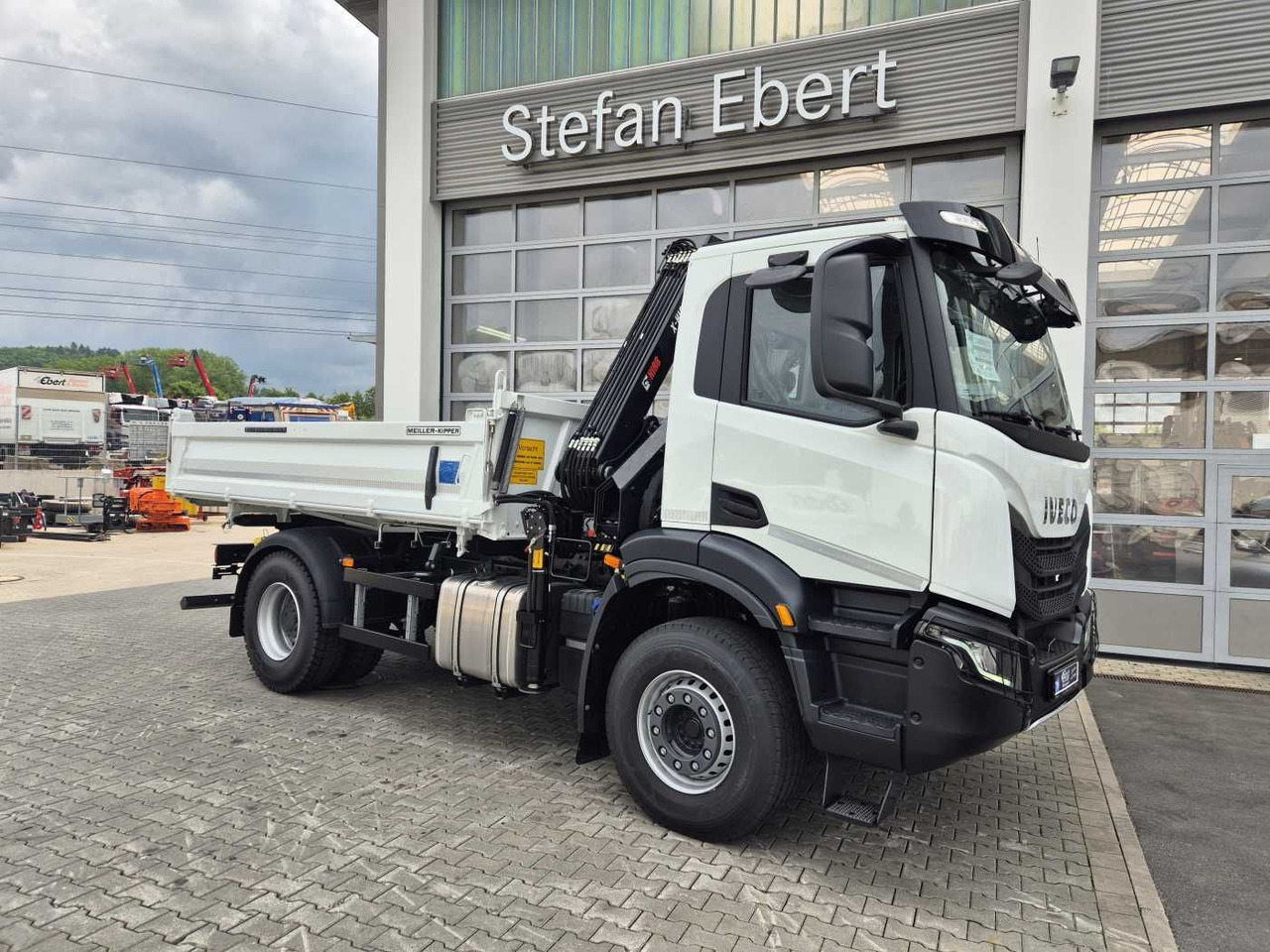 Iveco X-Way AD200X42/P HR OFF Hiab X-HIDUO 118E-3 Funk - Billenőplatós teherautó, Darus autó: 5 kép. Iveco X-Way AD200X42/P HR OFF Hiab X-HIDUO 118E-3 Funk - Billenőplatós teherautó, Darus autó: 5 kép.