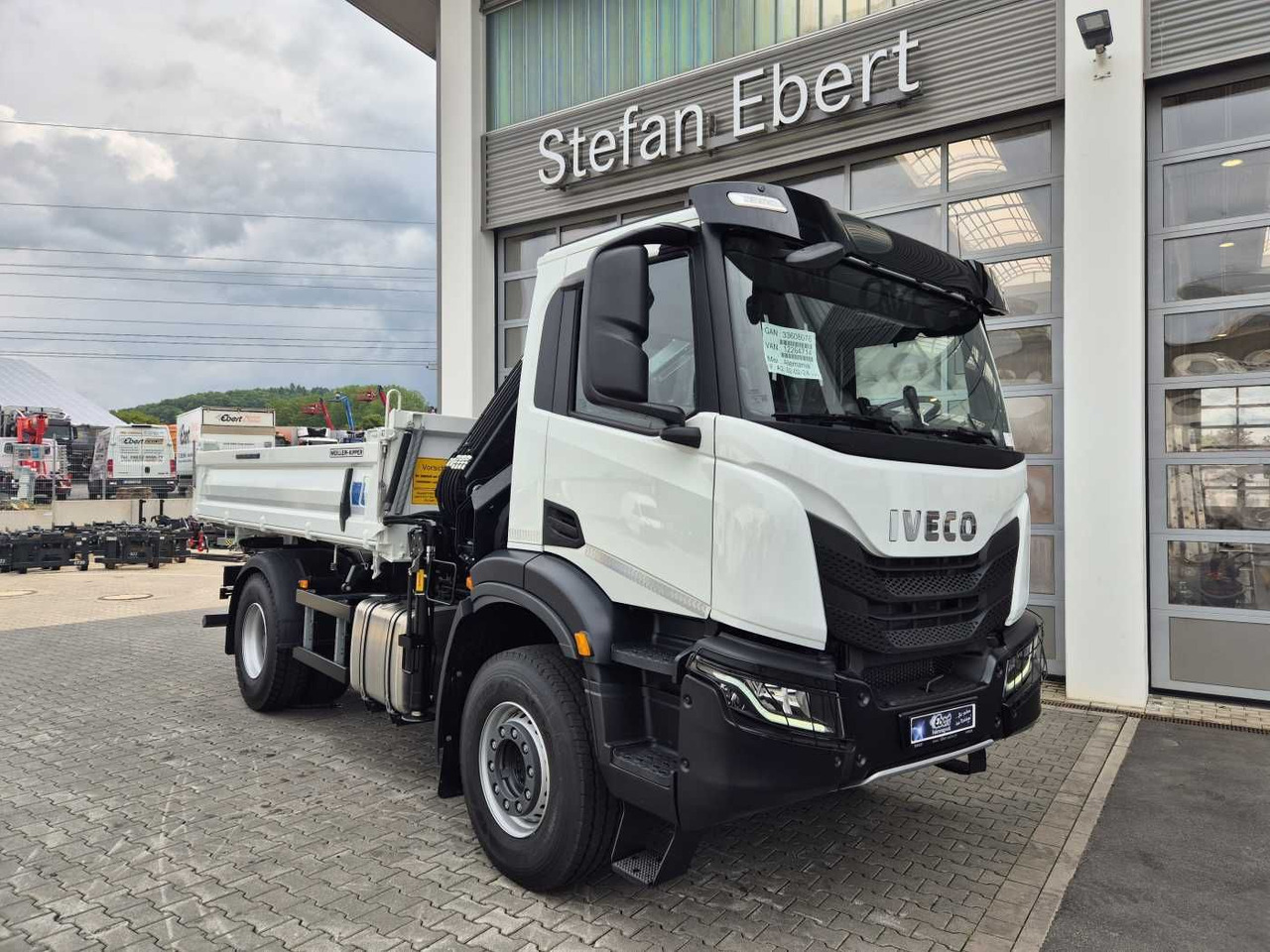Iveco X-Way AD200X42/P HR OFF Hiab X-HIDUO 118E-3 Funk - Billenőplatós teherautó, Darus autó: 3 kép. Iveco X-Way AD200X42/P HR OFF Hiab X-HIDUO 118E-3 Funk - Billenőplatós teherautó, Darus autó: 3 kép.