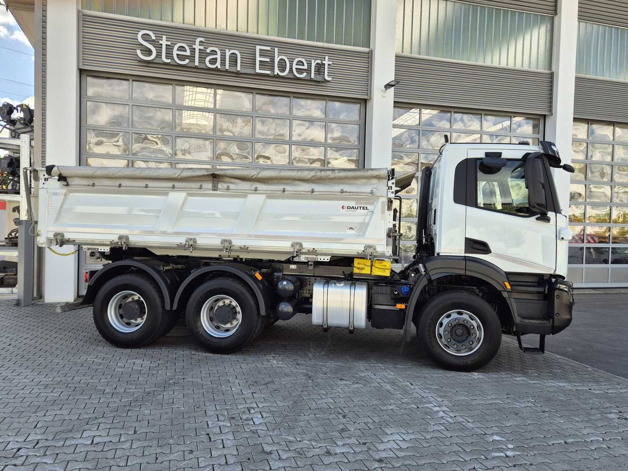 Iveco X-Way AD300X48Z HR 6x4 Intarder Bordmatic Kamera - Billenőplatós teherautó: 5 kép. Iveco X-Way AD300X48Z HR 6x4 Intarder Bordmatic Kamera - Billenőplatós teherautó: 5 kép.