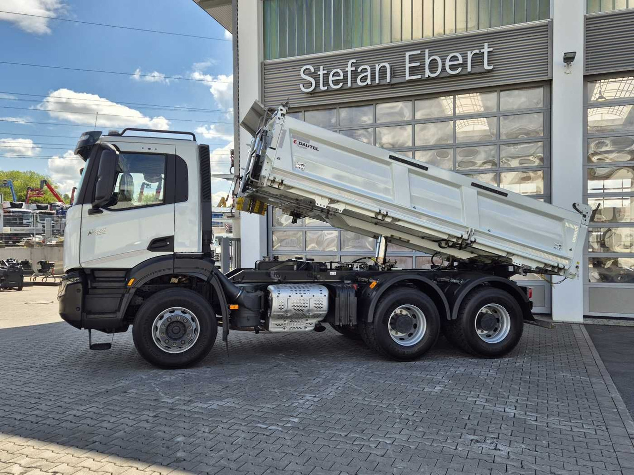 Iveco X-Way AD300X48Z HR 6x4 Intarder Bordmatic Kamera - Billenőplatós teherautó: 4 kép. Iveco X-Way AD300X48Z HR 6x4 Intarder Bordmatic Kamera - Billenőplatós teherautó: 4 kép.